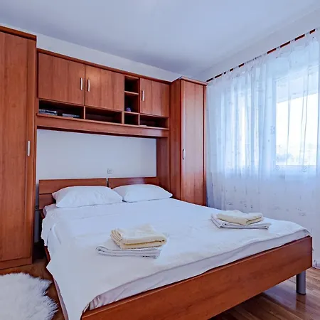 アパート Ruzica Žrnovo